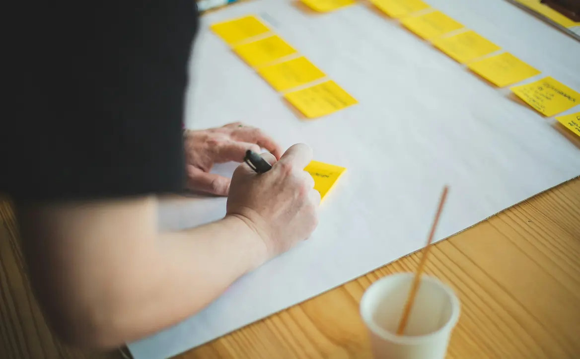 Strategie bepalen en de doelgroep onderzoeken.