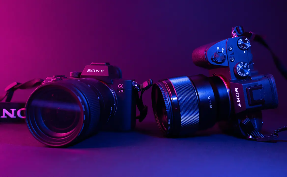 Twee Sony camera's voor fotografie en videografie voor authentieke beelden.