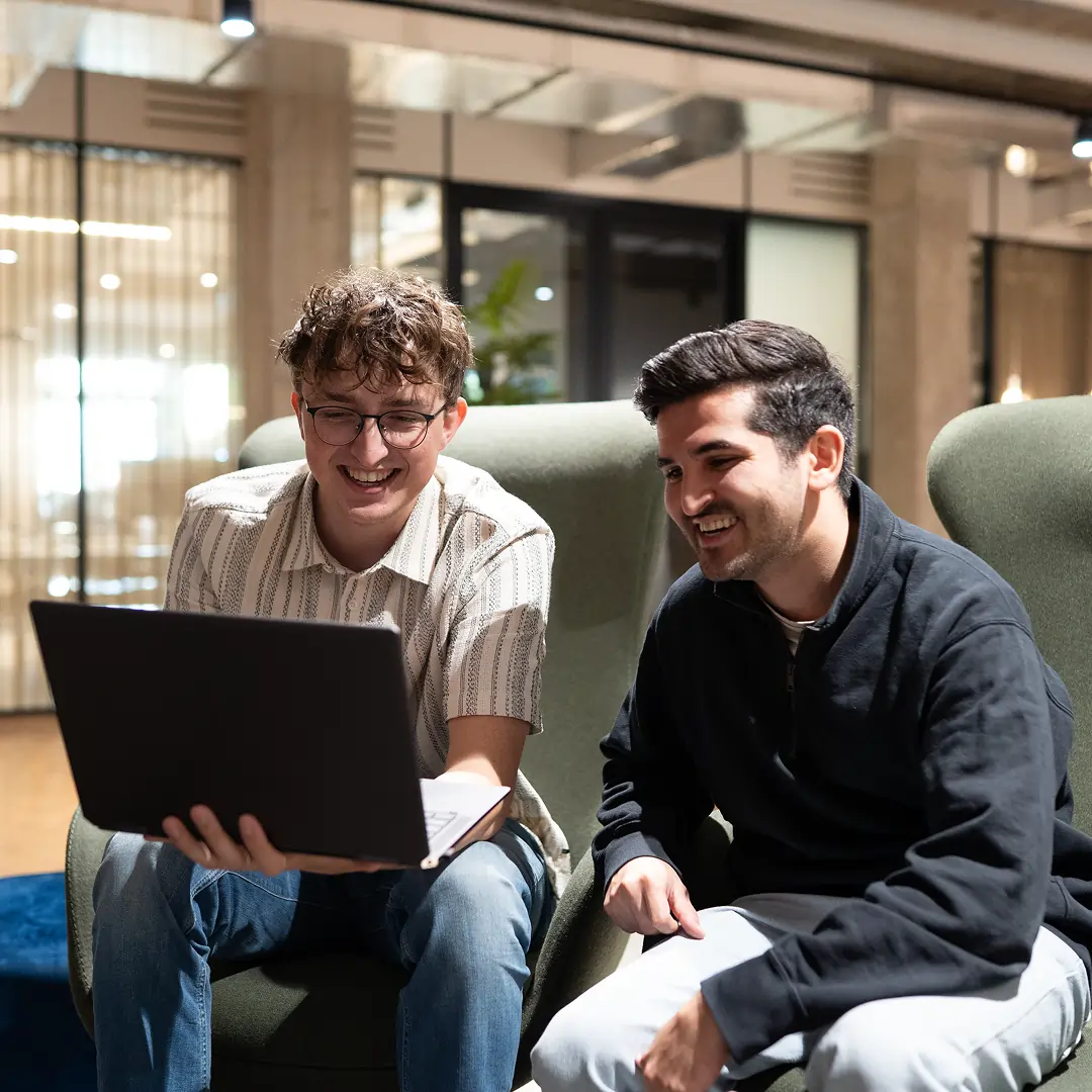 Jelle Venema en Daniel Mohammadi van Moverise werkend achter een laptop.