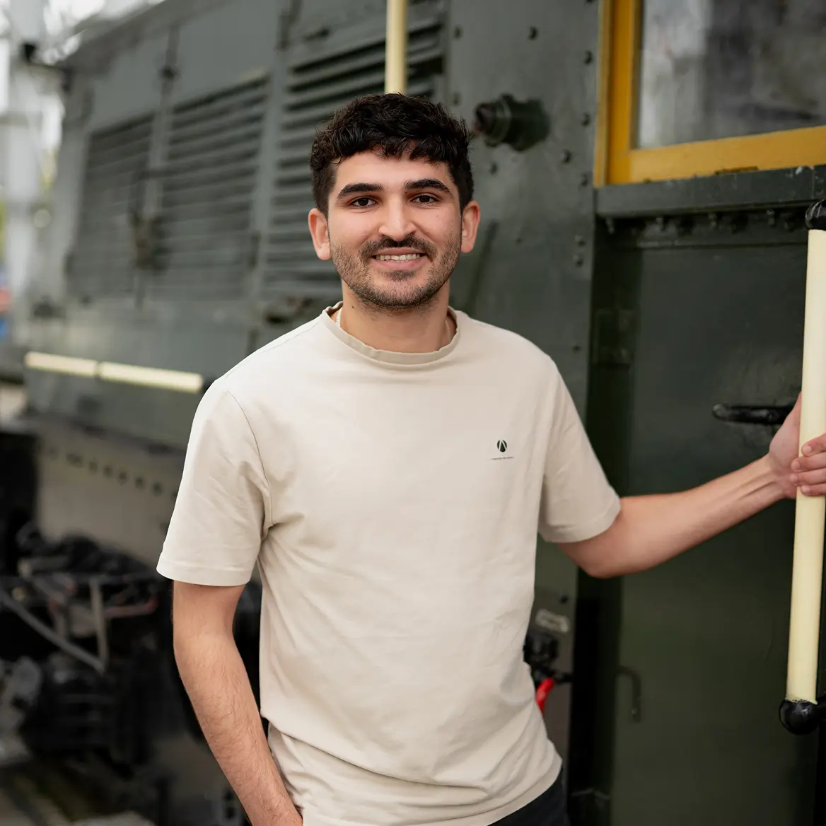 Portret Daniel Mohammadi op een trein.