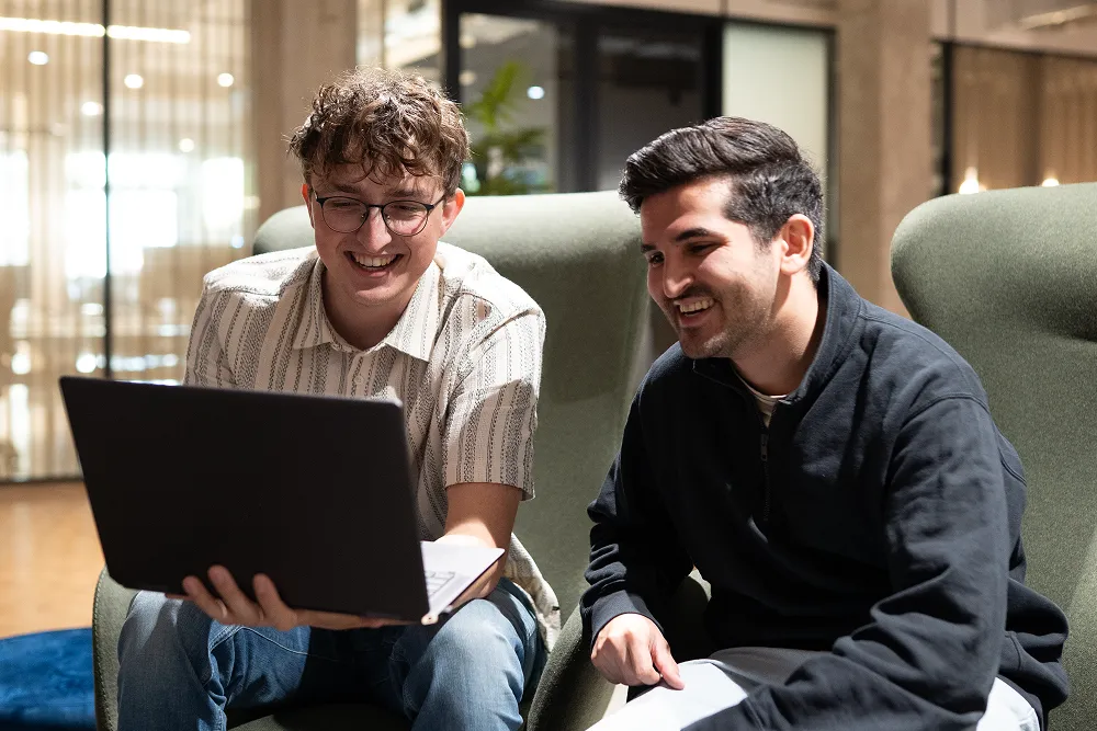 Foto van Daniel en Jelle van moverise samen achter een laptop.