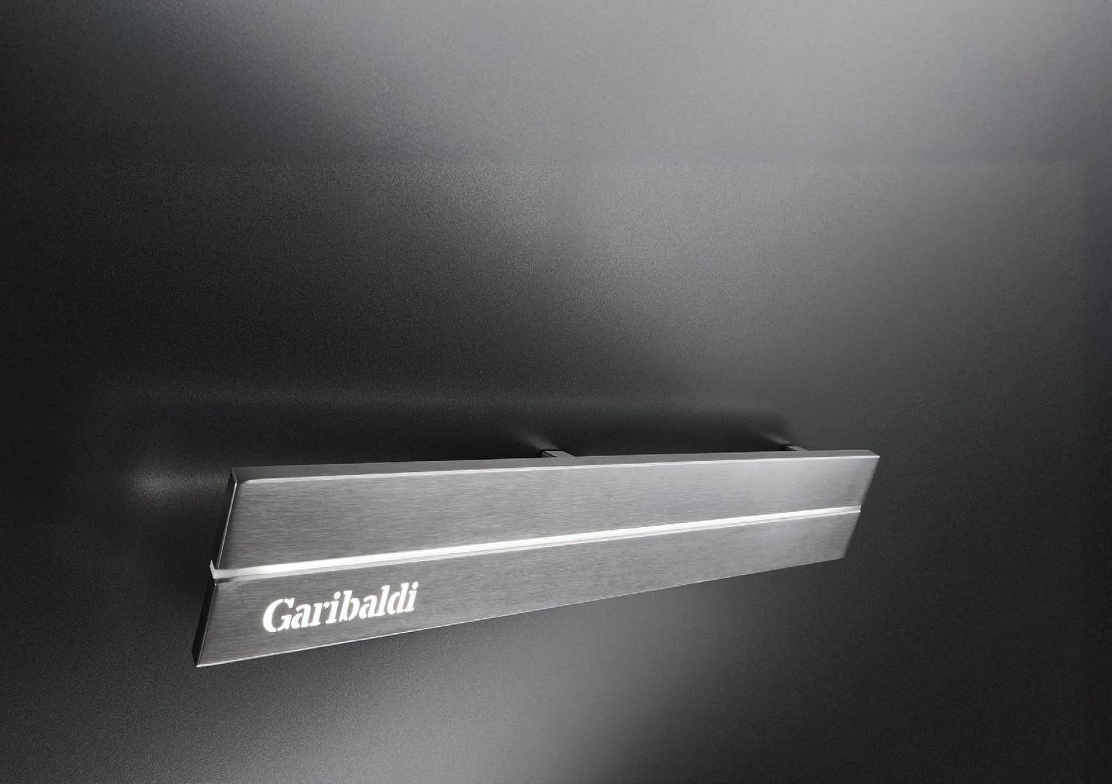 Mâner exterior Pirnar cu inscripție Garibaldi, luminat pe o ușă închisă la culoare