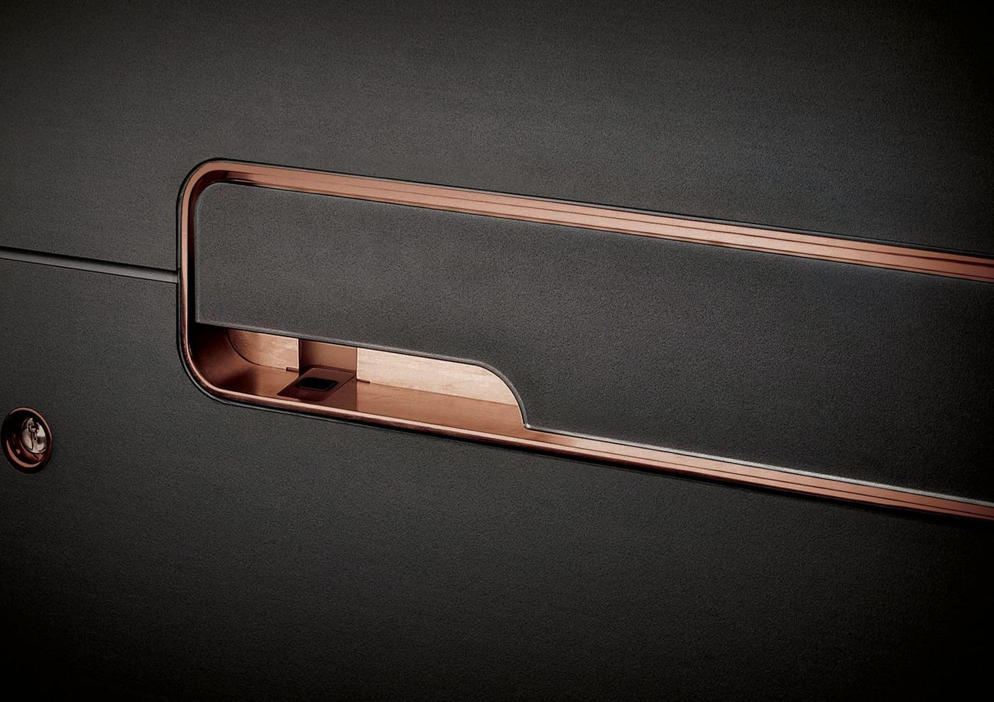 Mâner exterior cu finisaj PVD Copper Dusk pe o ușă neagră