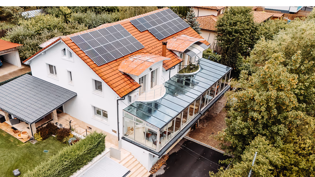 This residential project highlights the perfect balance between aesthetics, energy efficiency and modern technology. La casa è completamente equiped con Aluplast 85 MD PVC joinery, un sistema premium recognized for its thermal and sound performance.