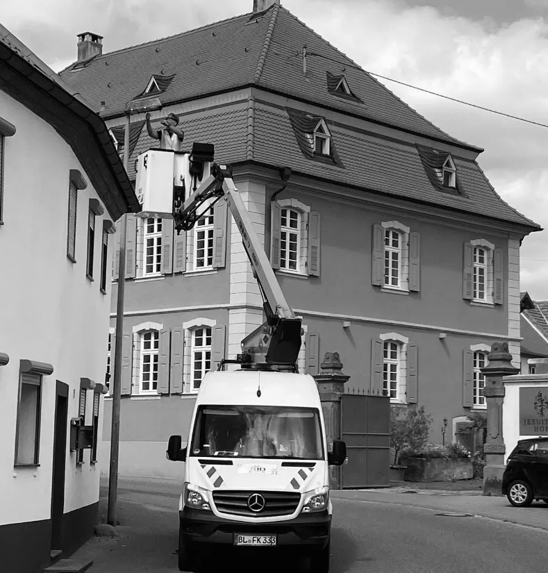 ID-Licht Hubbühne an historischem Gebäude