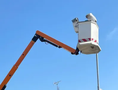 Hubbühnenkorb im Einsatz unter freiem Himmel