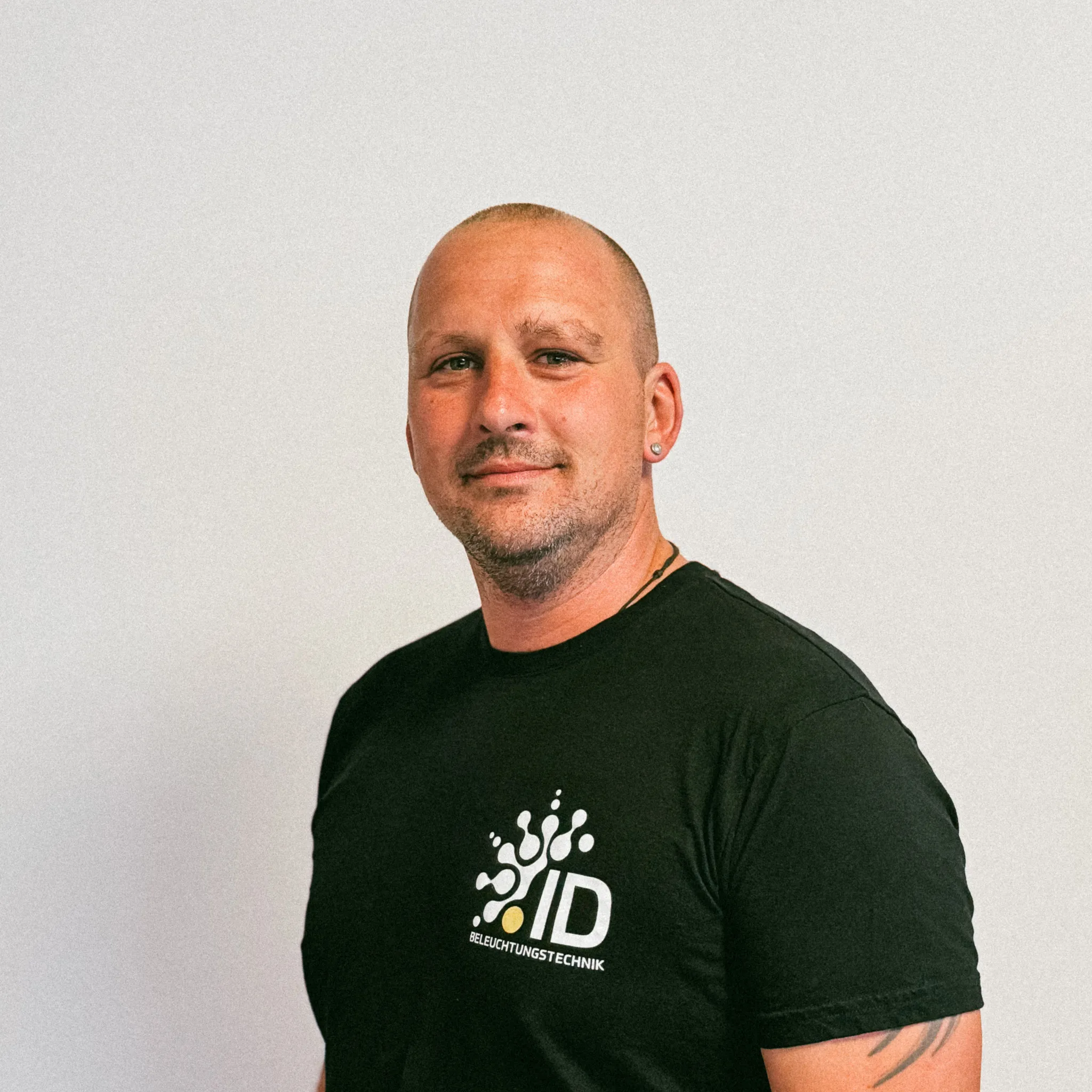 Portrait Robin im ID-Licht T-Shirt