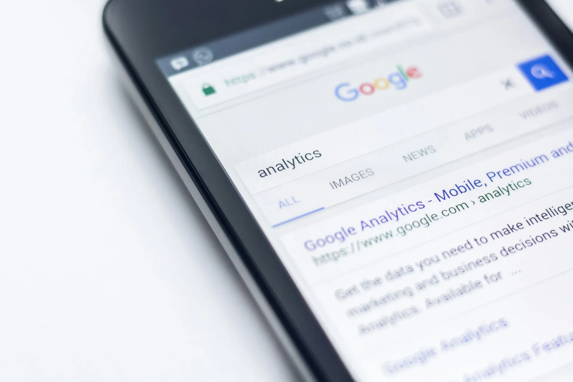 Ein Handy welches die Suchergebnisse für Google Analytics zeigt