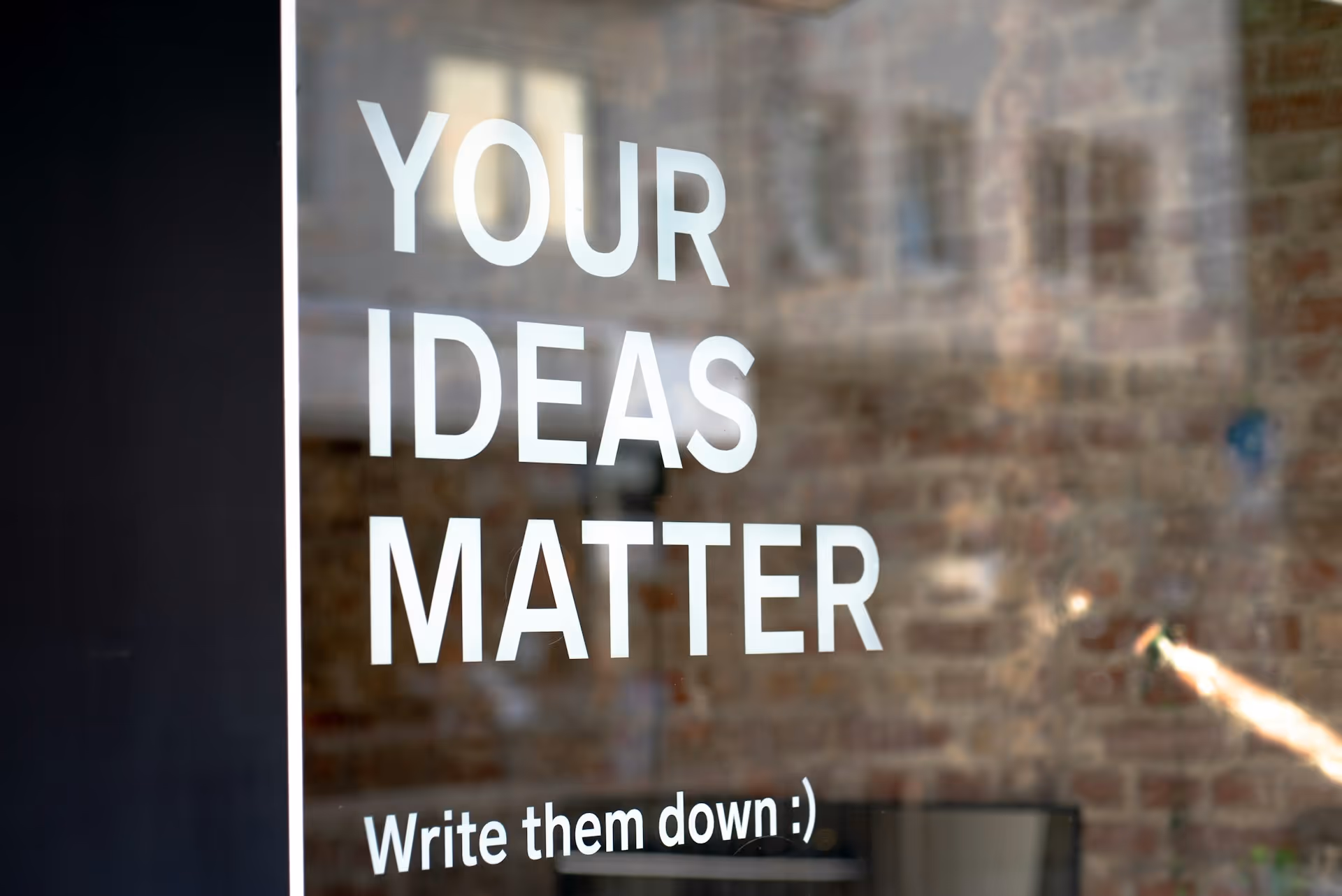 Ein Fenster auf welchem "Your Ideas Matter" steht
