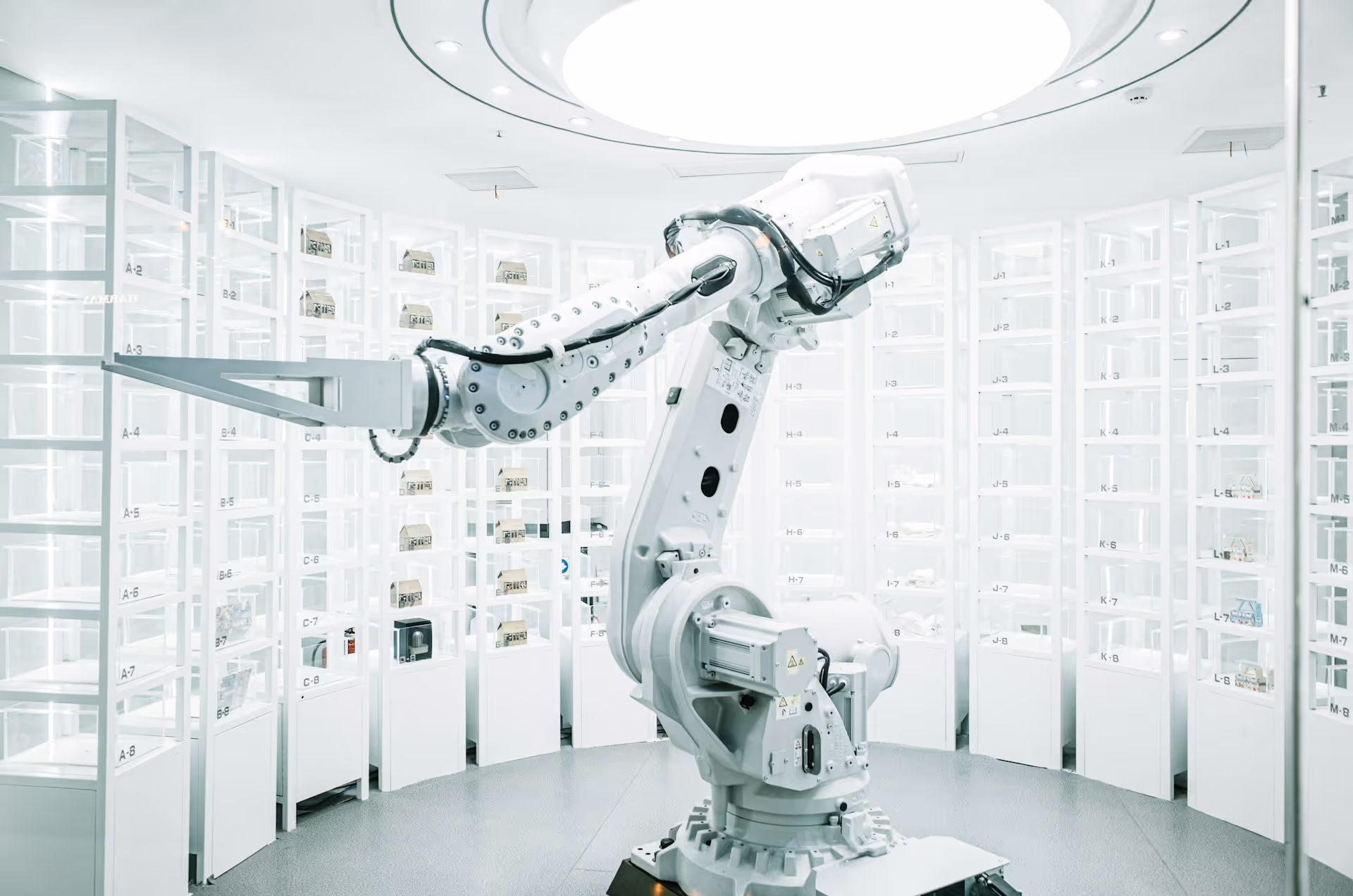 Ein Roboterarm gesteuert von künstlicher Intelligenz in einem Raum