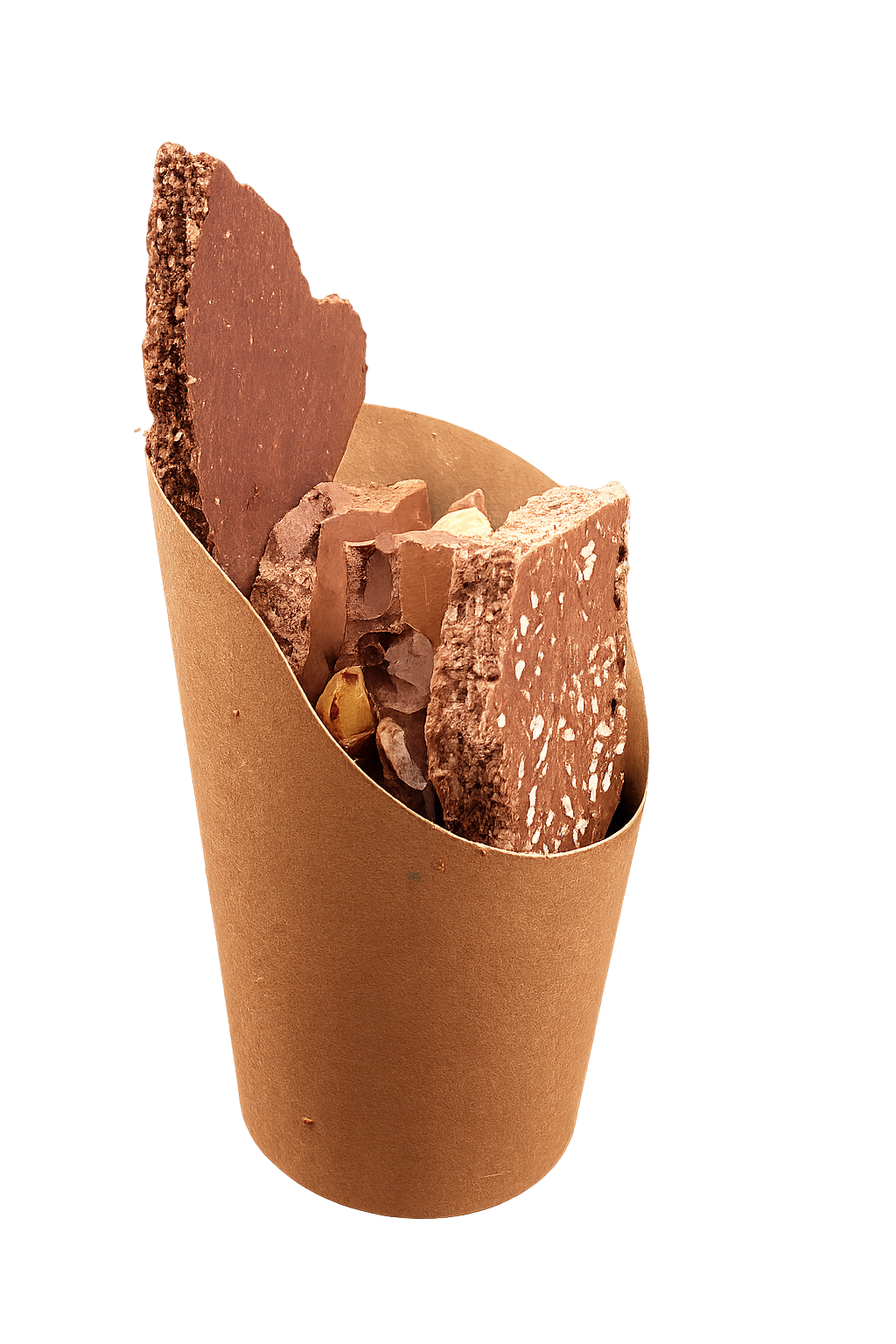 Cornet en kraft rempli de morceaux de chocolat artisanal, sur un fond beige épuré.
