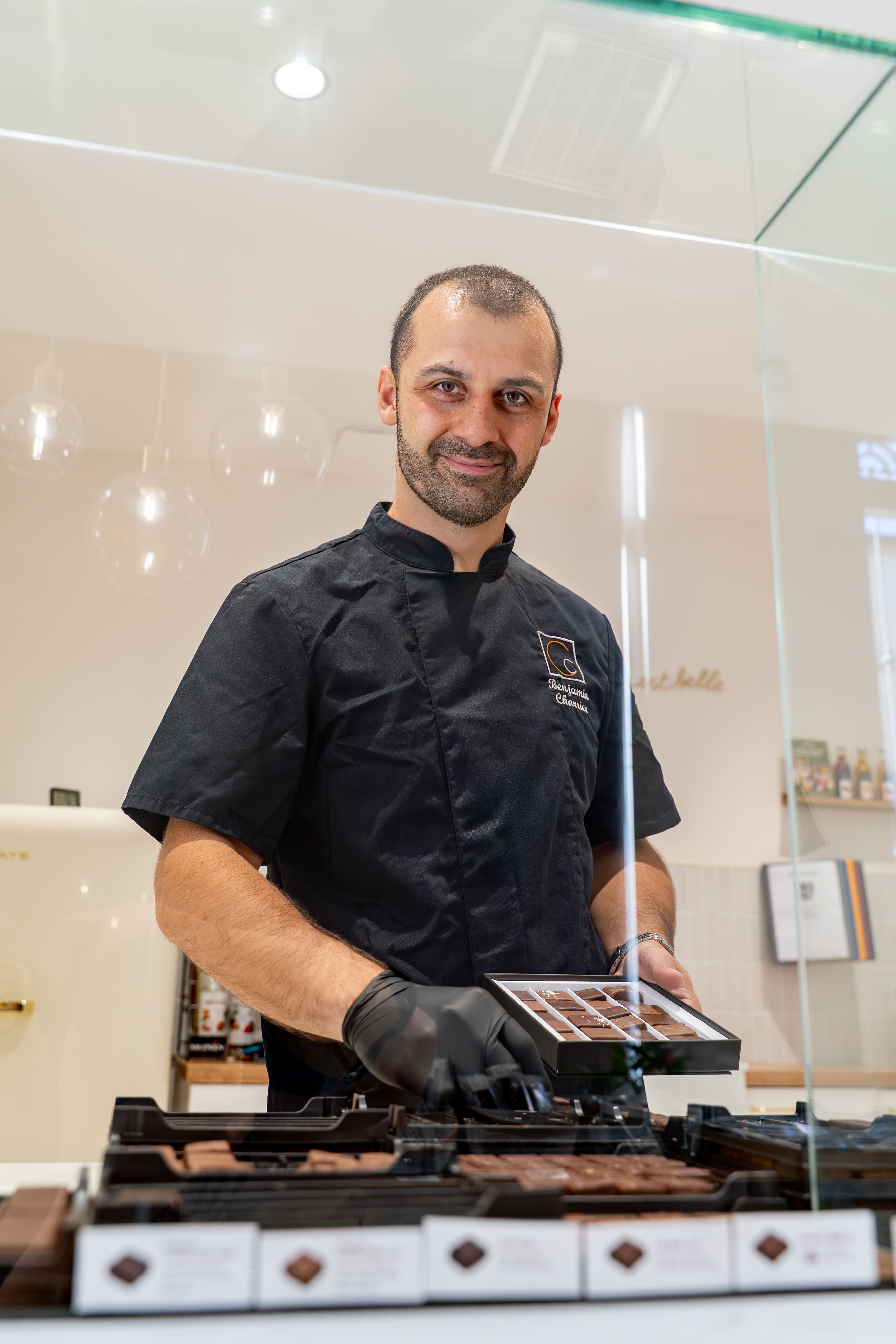 Benjamin Charrier, Maître chocolatier de la Maison Charrier, présentant un coffret de chocolats artisanaux dans la boutique de Lunéville.