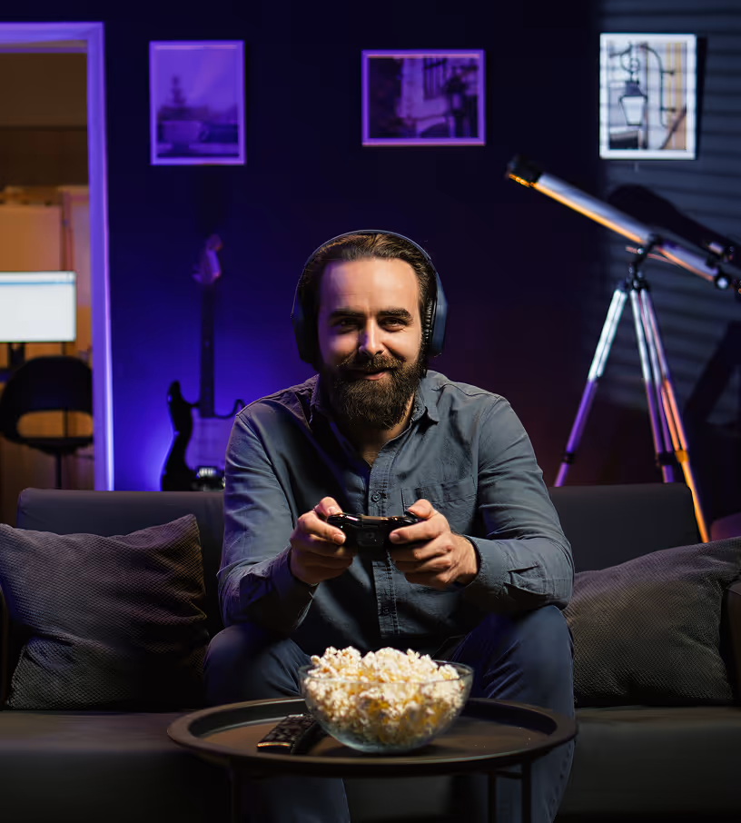Hombre jugando videojuegos