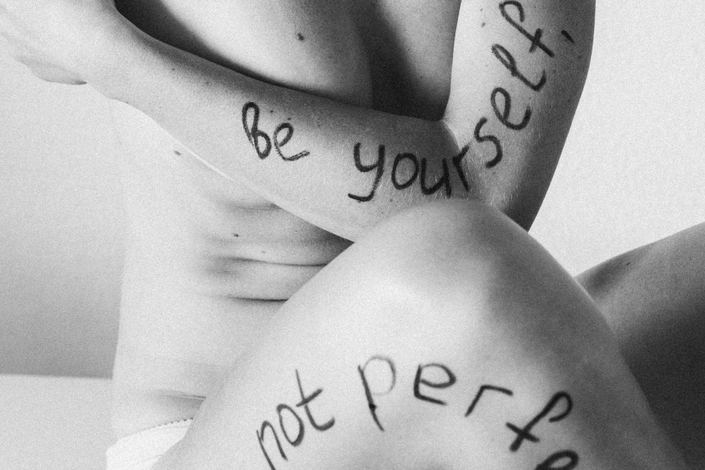 femme modele poser acceptation de soi authenticité