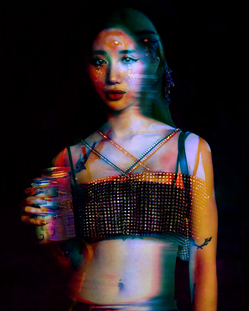 Photographie de polisses. Tatiana Matillat. Femme seule avec boisson. 