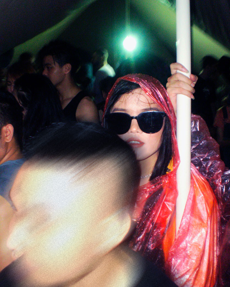 Photographie de polisses. Tatiana Matillat. Femme perdue dans une foule. 