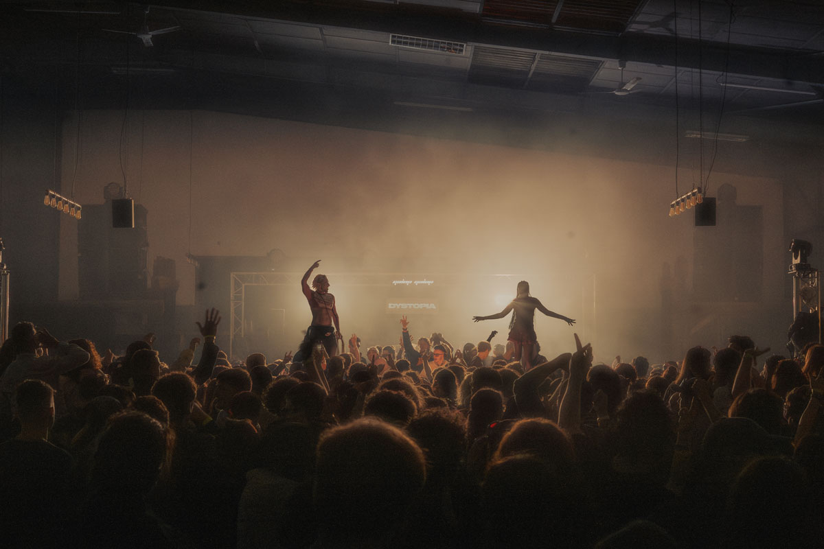 Photographie de polisses. Tatiana Matillat. Scène avec public. 
