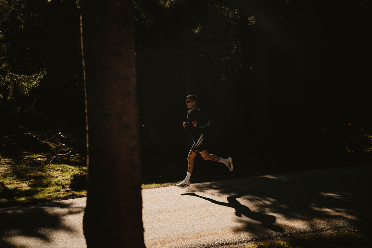 Photographie de Quentin Joly. Coureur dans la fôret.