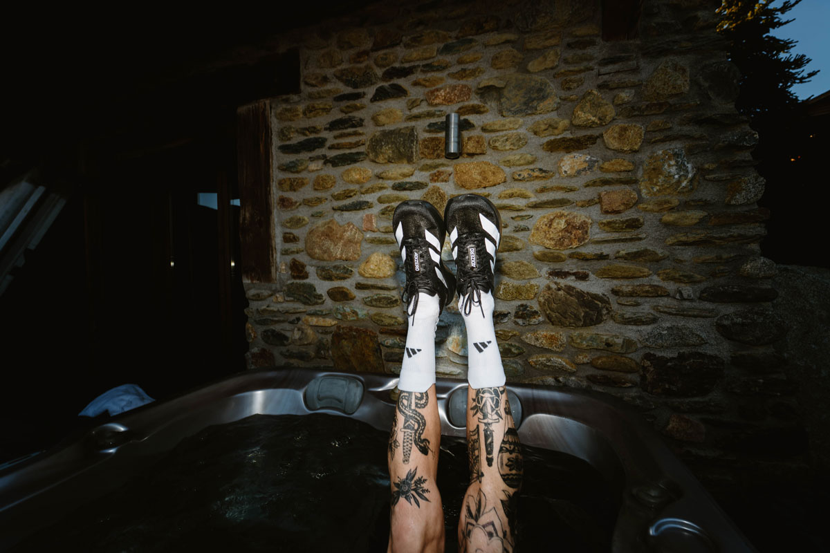 Photographie de Quentin Joly. Jambes en l'air dans un jacuzzis. 
