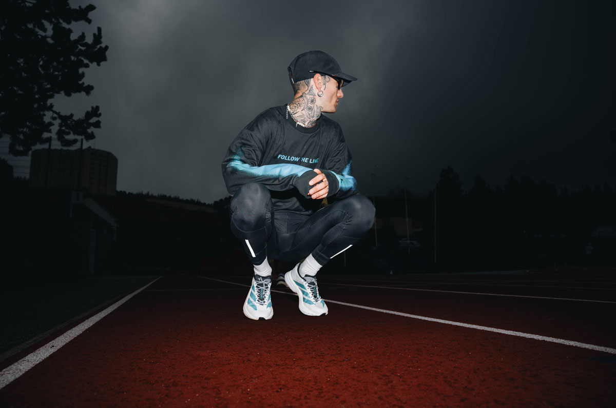 Photographie de Quentin Joly. Homme dans la nuit sur piste d'athlétisme.