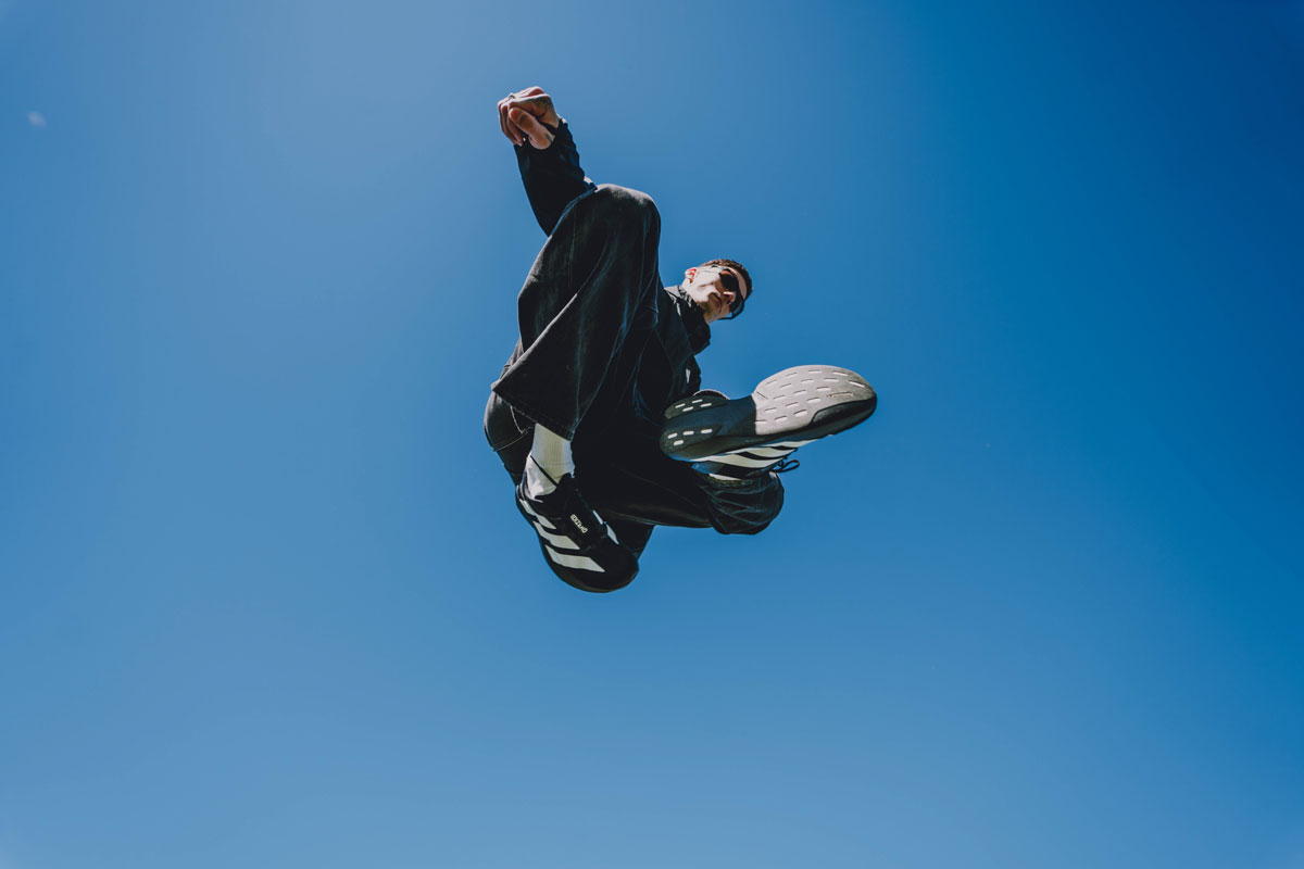 Photographie de Quentin Joly. Saut d'un homme dans le ciel. 