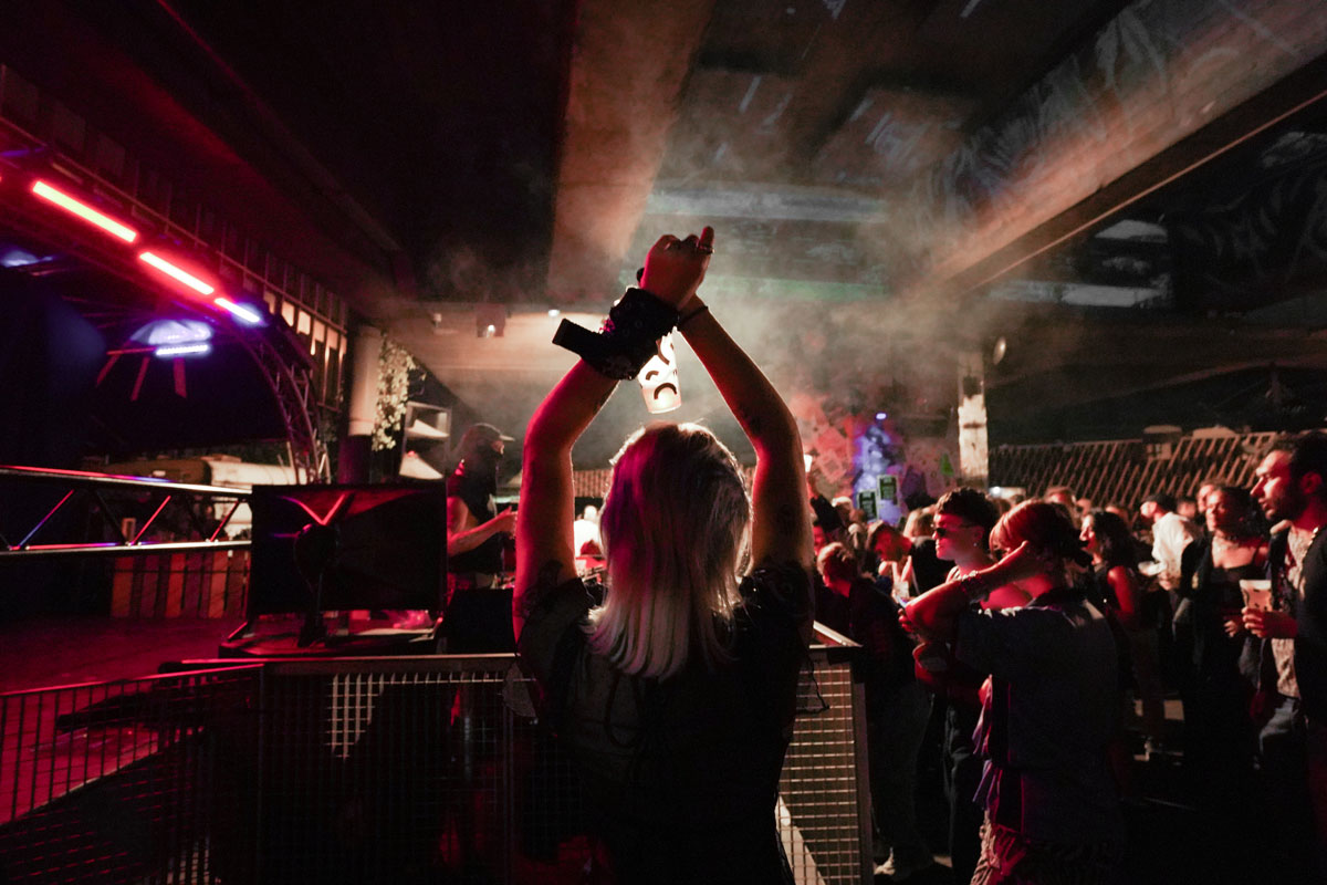 Photographie de polisses. Tatiana Matillat. Dj femme de dos.