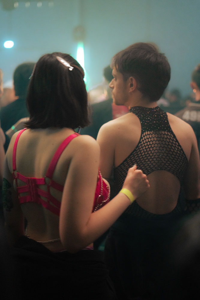 Photographie de polisses. Tatiana Matillat. Couple de dos dans un club. 