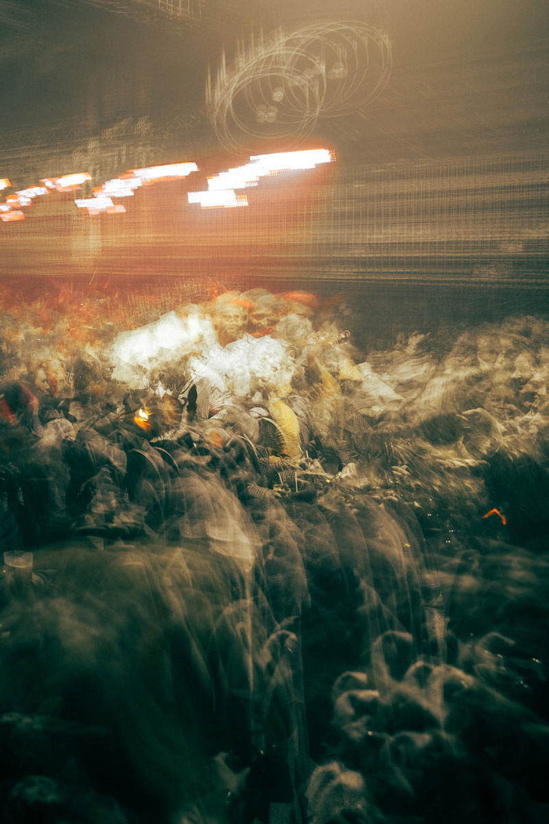 Photographie de polisses. Tatiana Matillat. Foule dans un club. Floue. 