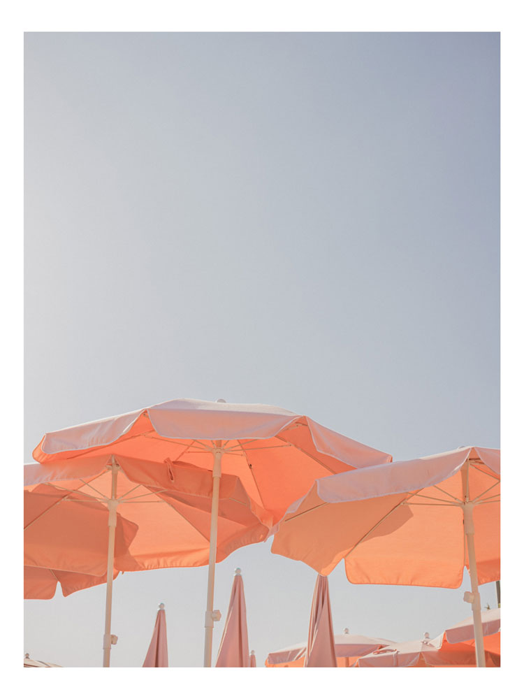 Photographie de Juliette Barcelo. Parasols roses.