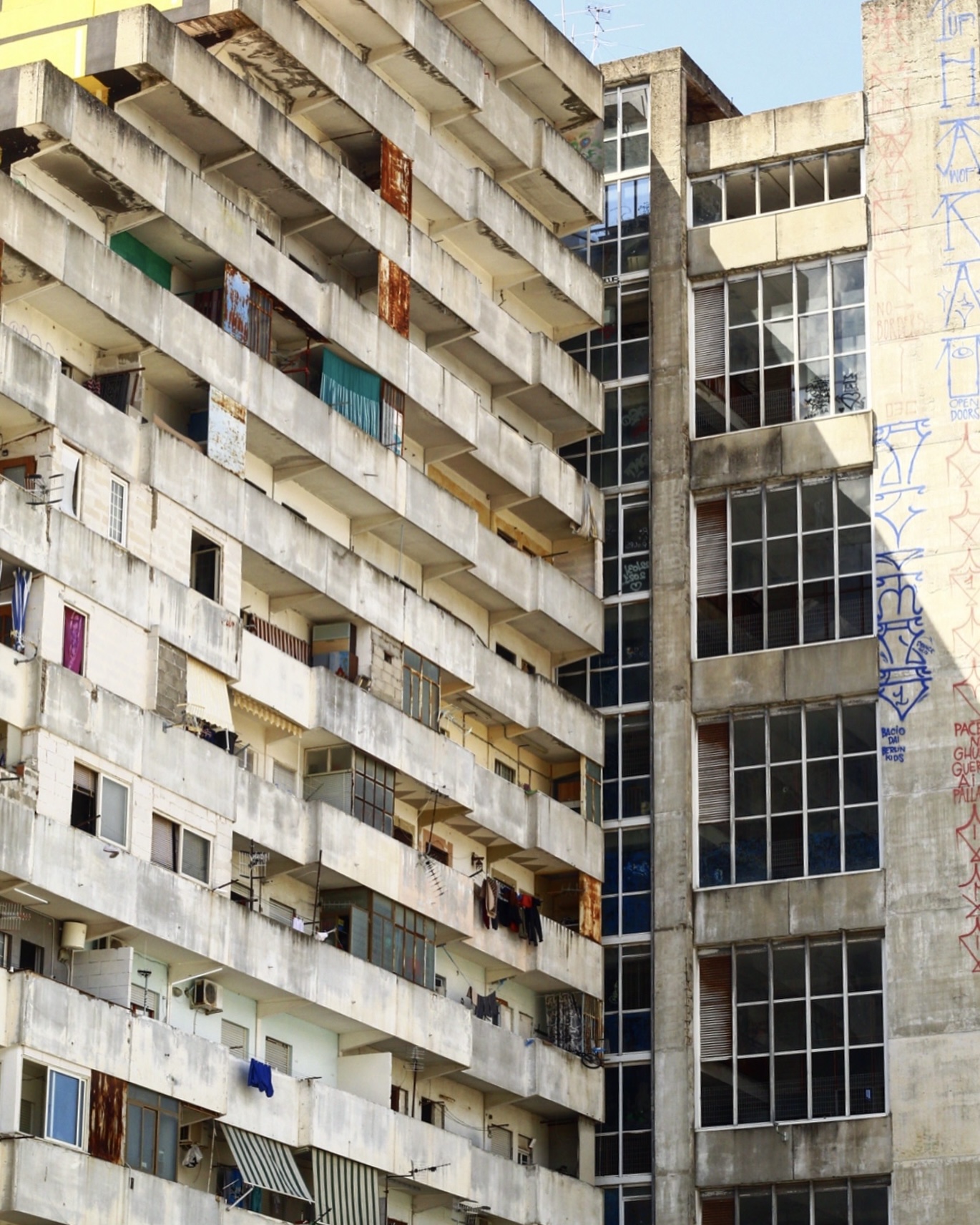 Grand immeuble lumineux