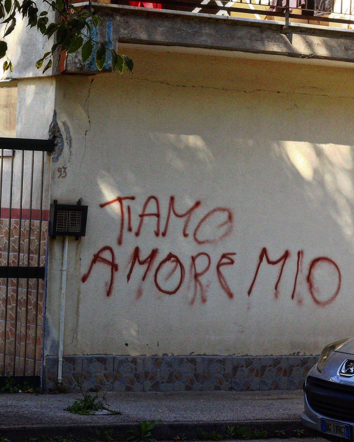 Mur avec un tag TI AMO AMORE MIO. Photographié par Prisca Merlin à Naples. 