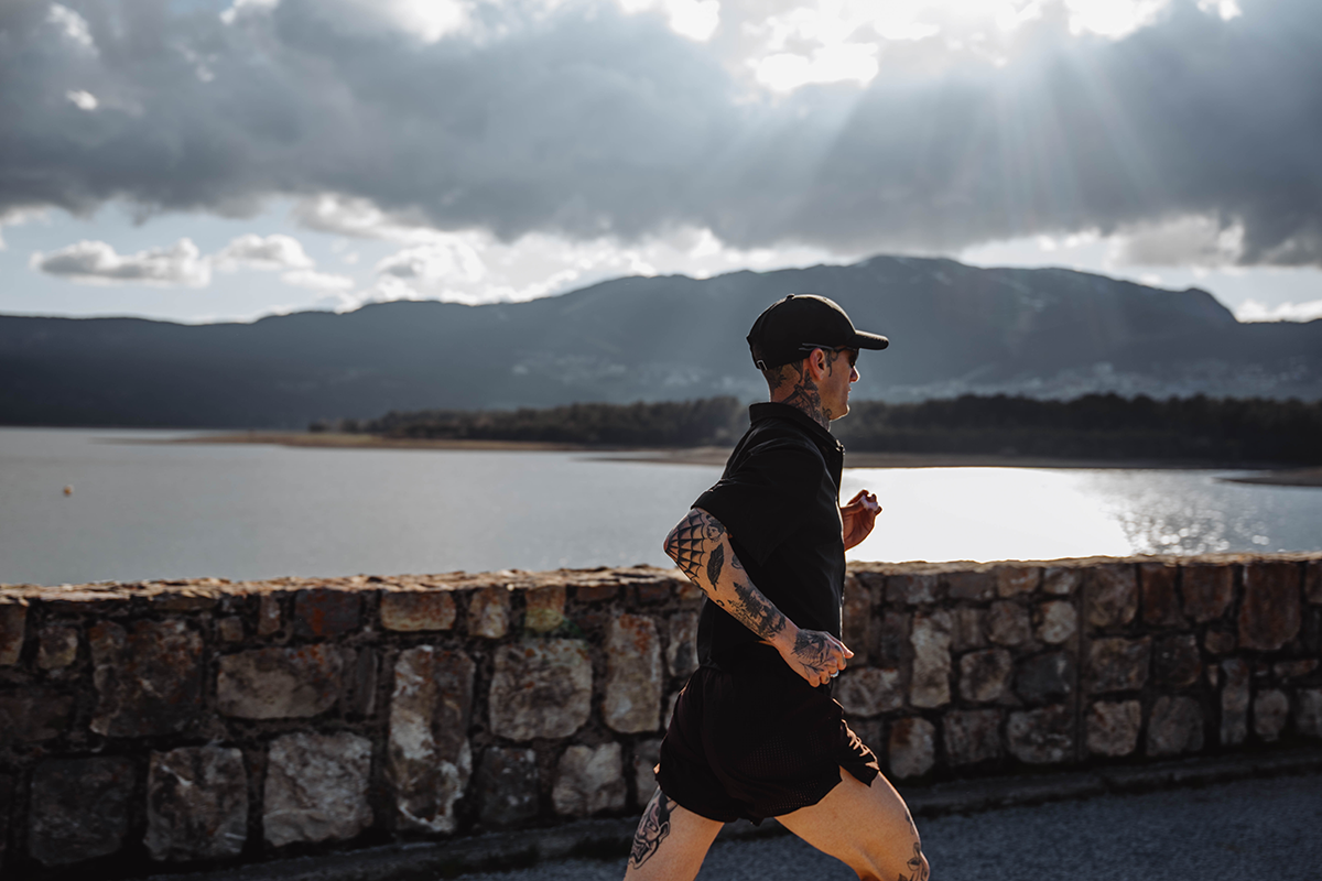 Photographie de Quentin Joly. Coureur au bord de l'eau.