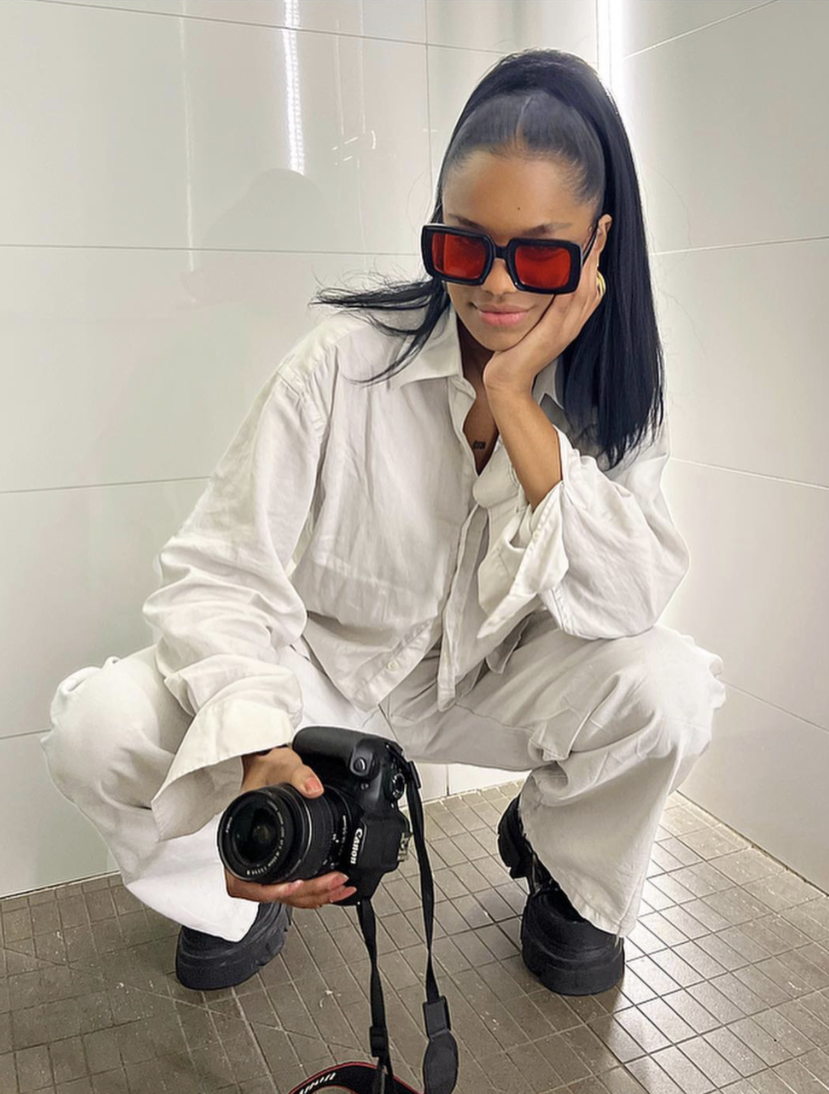 Portrait de la photographe Romane Kouo. 