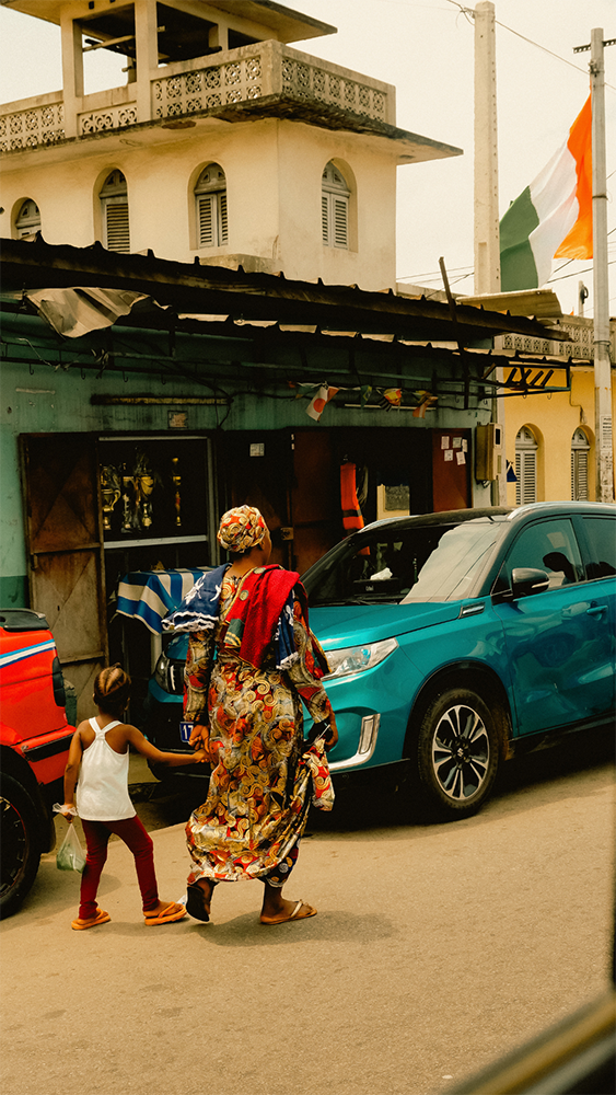 Photographie de Romane Kouo. Une mère et son fils dans les rues d'Abidjan. 
