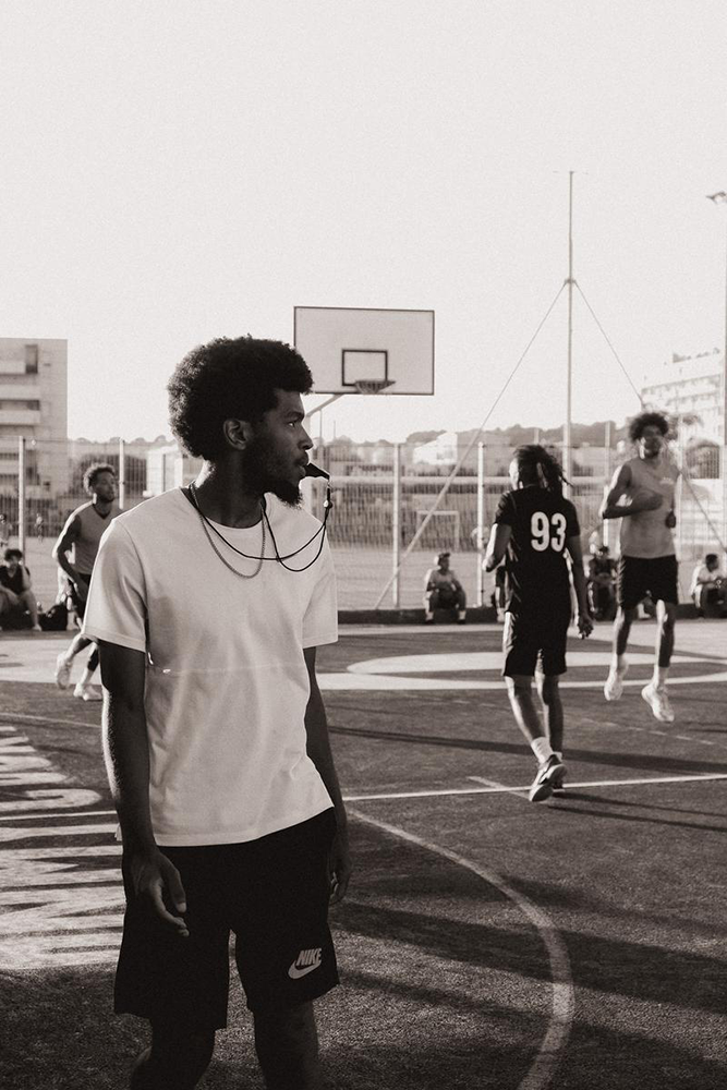 Photographie de Romane Kouo. Homme sur un terrain de basket. Évènement On my court. 