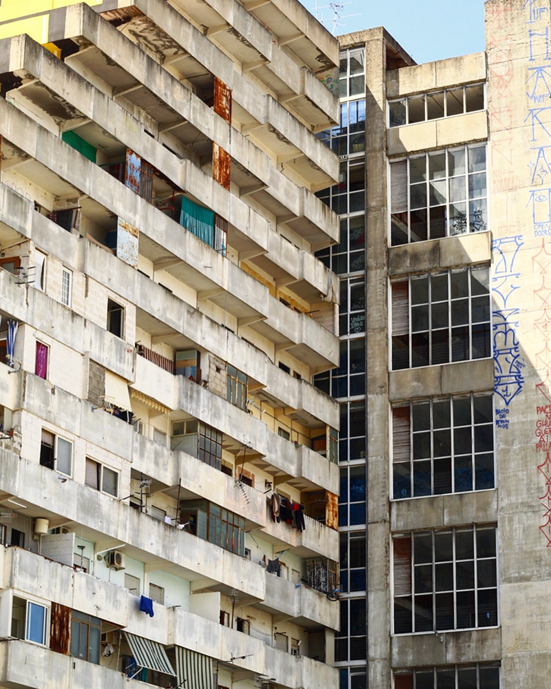 Photographie de Prisca Merlin. Immeuble en perspective.