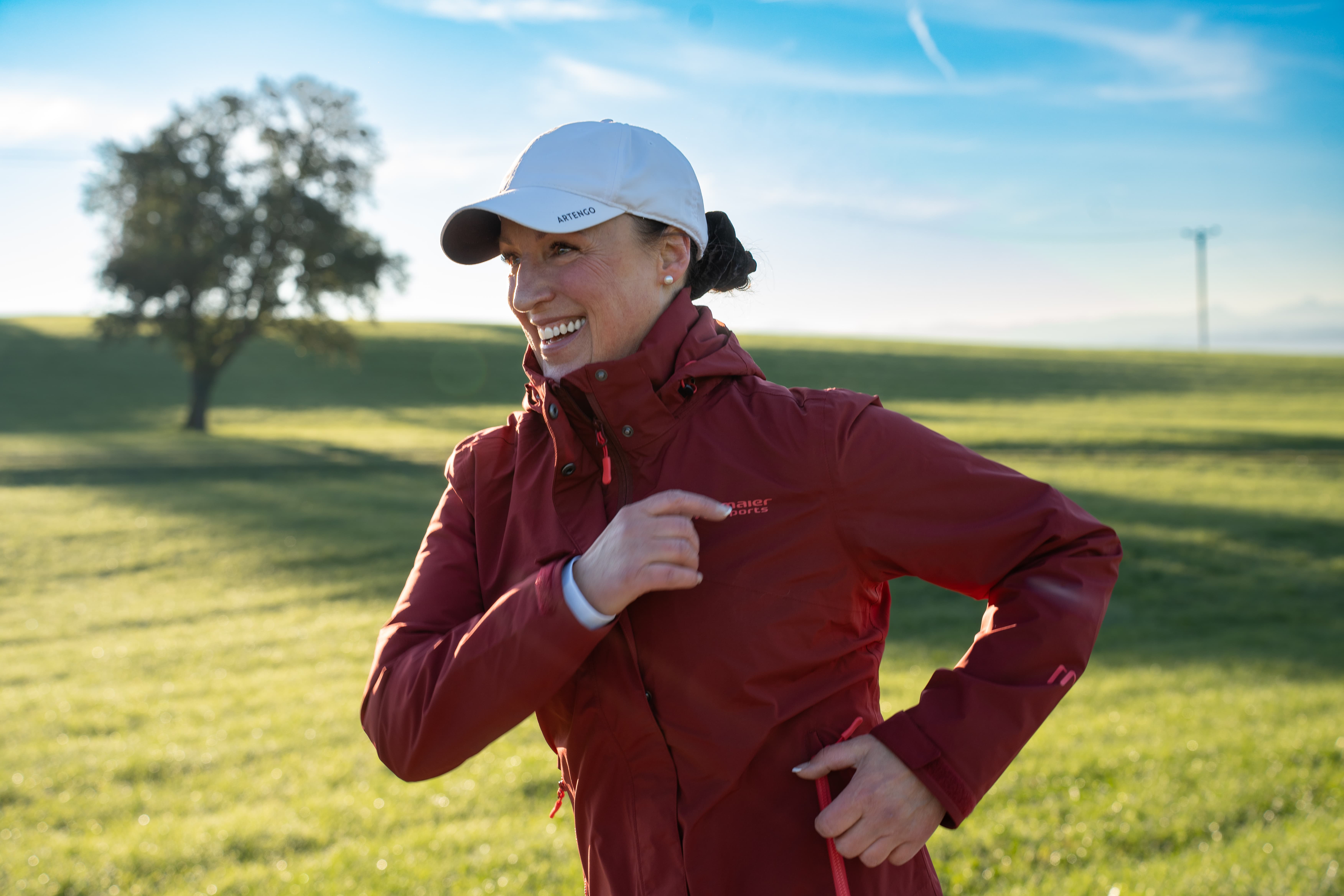 Doris von vorne beim Bajoli-Lauf. Im HIntergrund grüne Wiese und blauer Himmel.