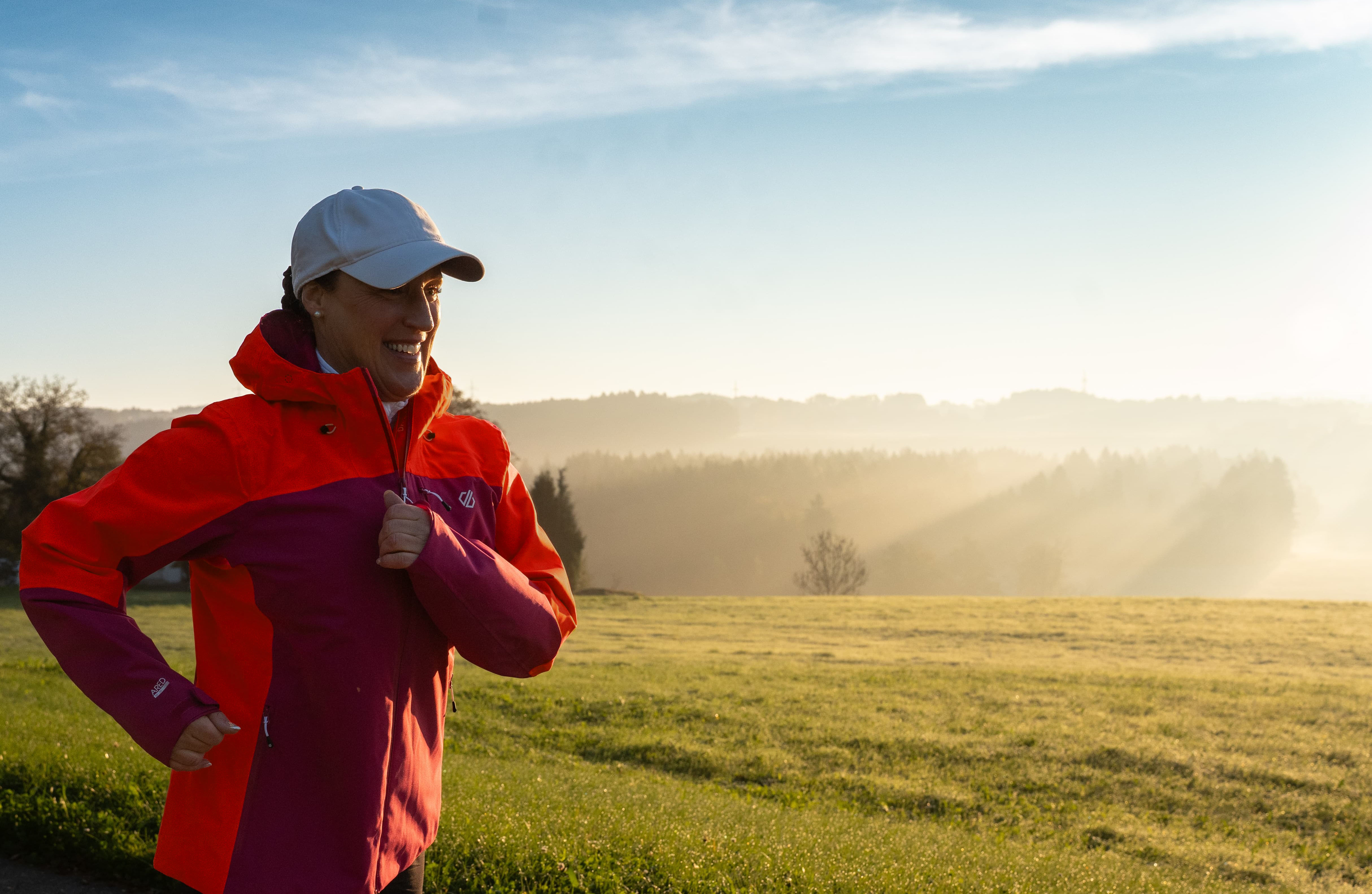 Doris von vorne beim Bajoli-Lauf mit Morgentau im Hintergrund.