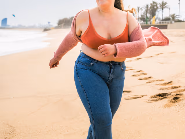 kräftige Frau läuft am Strand - Lipödem oder Übergewicht?