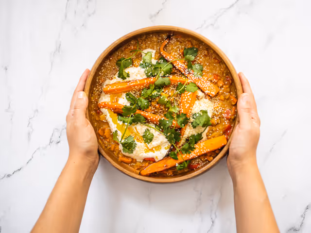 Linsenbowl mit Karotten als antientzündliche Ernährung bei Lipödem