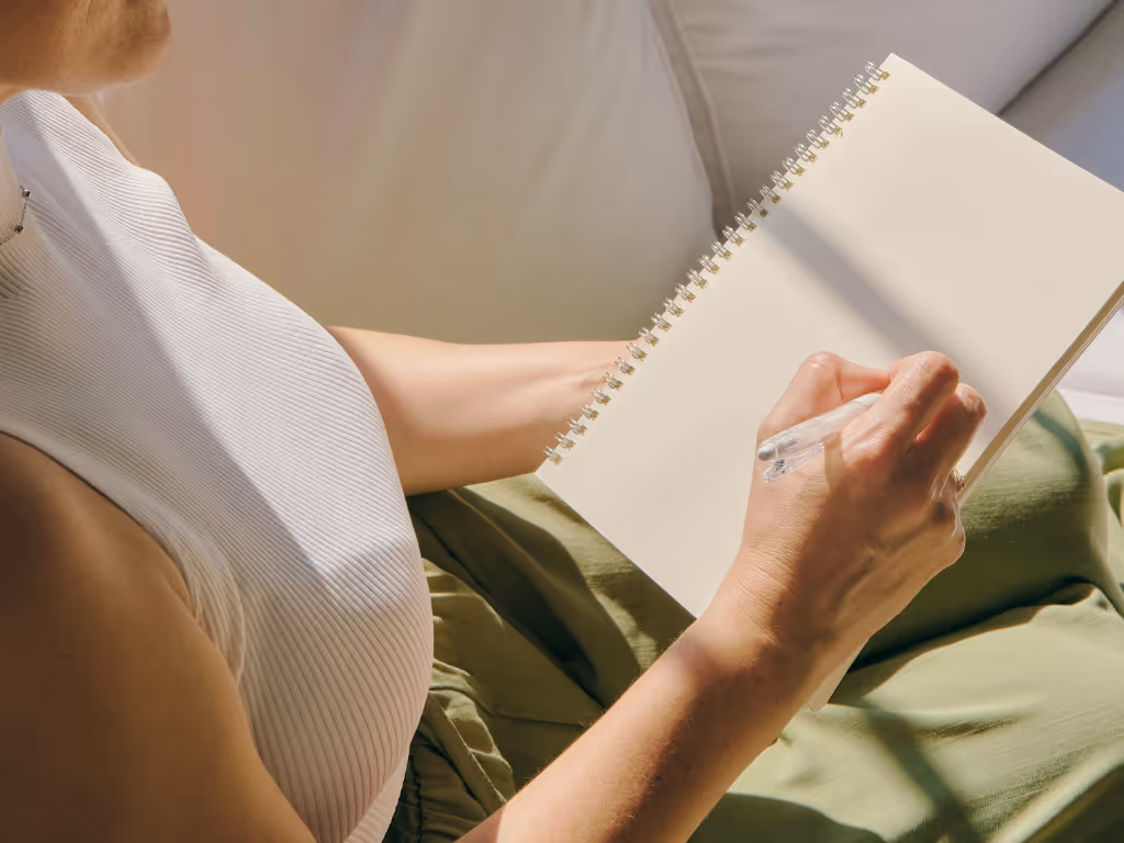 Frau mit Lipödem macht Journaling