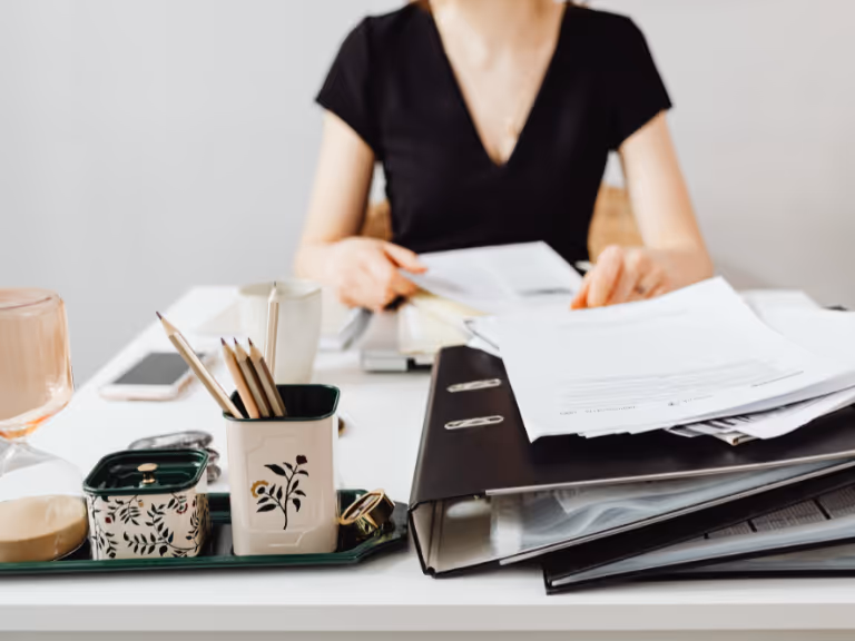 Frau stellt Antrag auf Kostenübernahme zur Liposuktion bei Lipödem