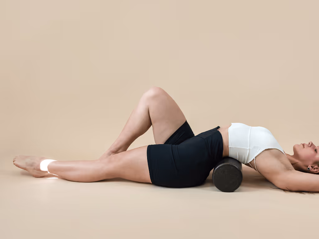 Frau mit Lipödem auf Faszienrolle