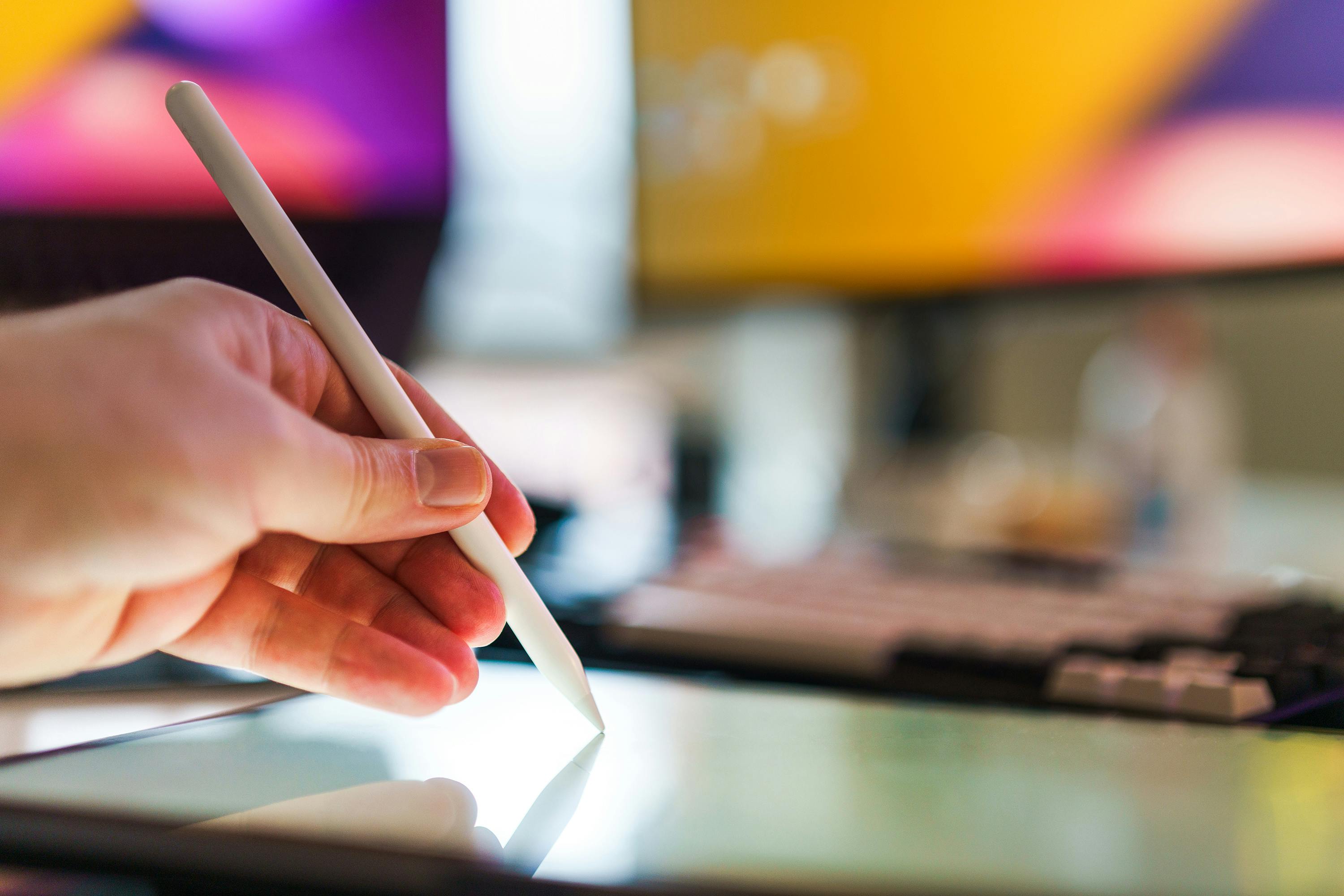Hand mit Apple Stift Foto