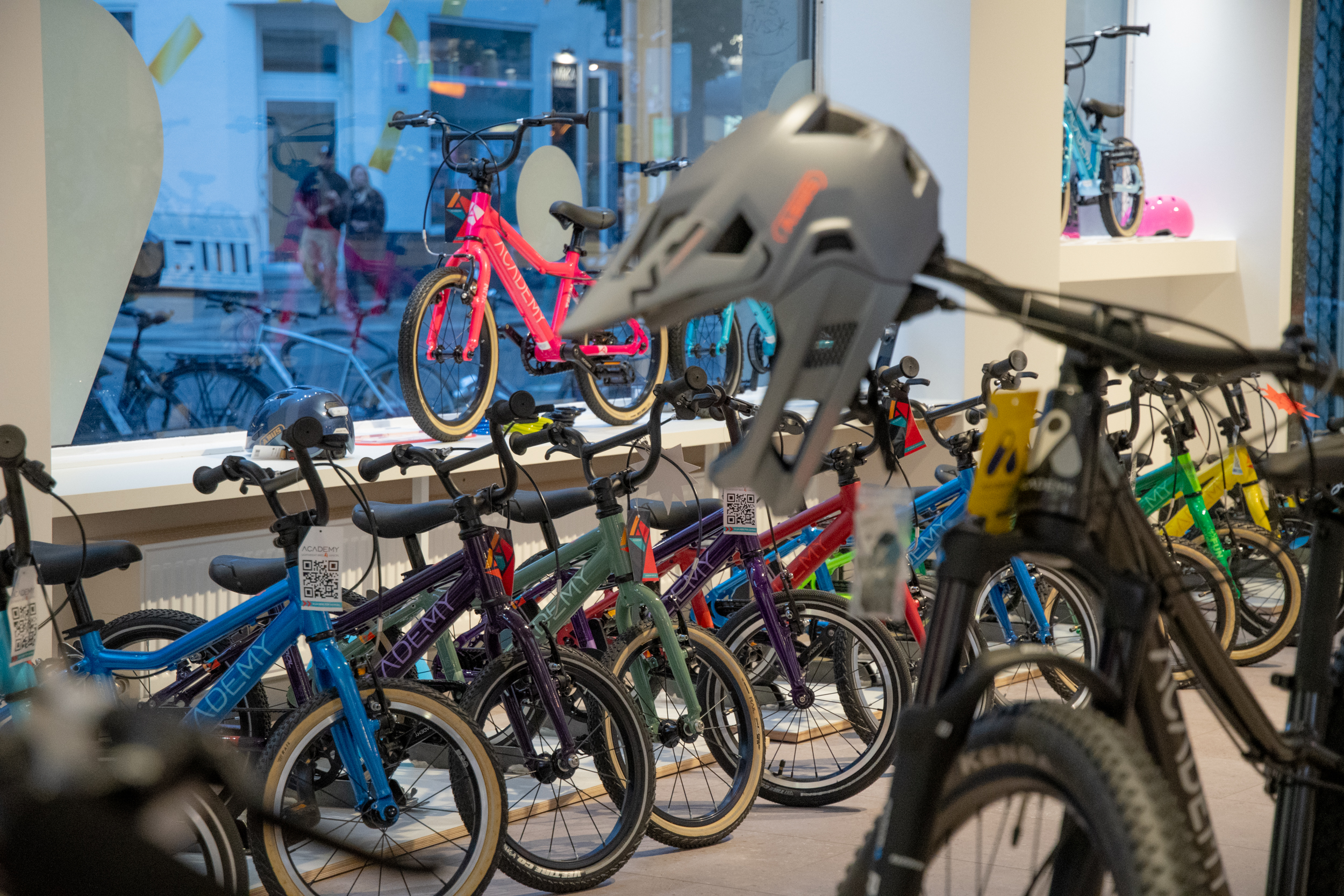 [team] image of individual team member (for a bicycle shop)