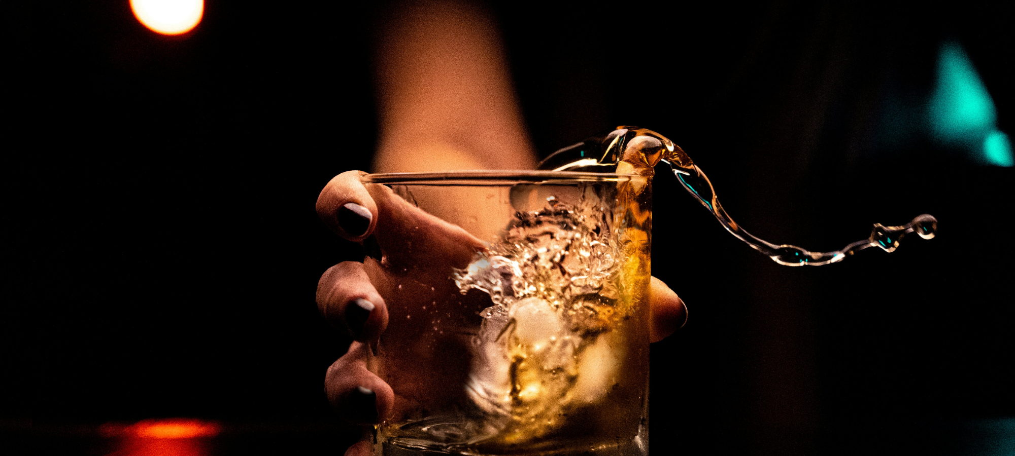 Alkohol: kredyt relaksu, który spłacamy snem i metabolizmem