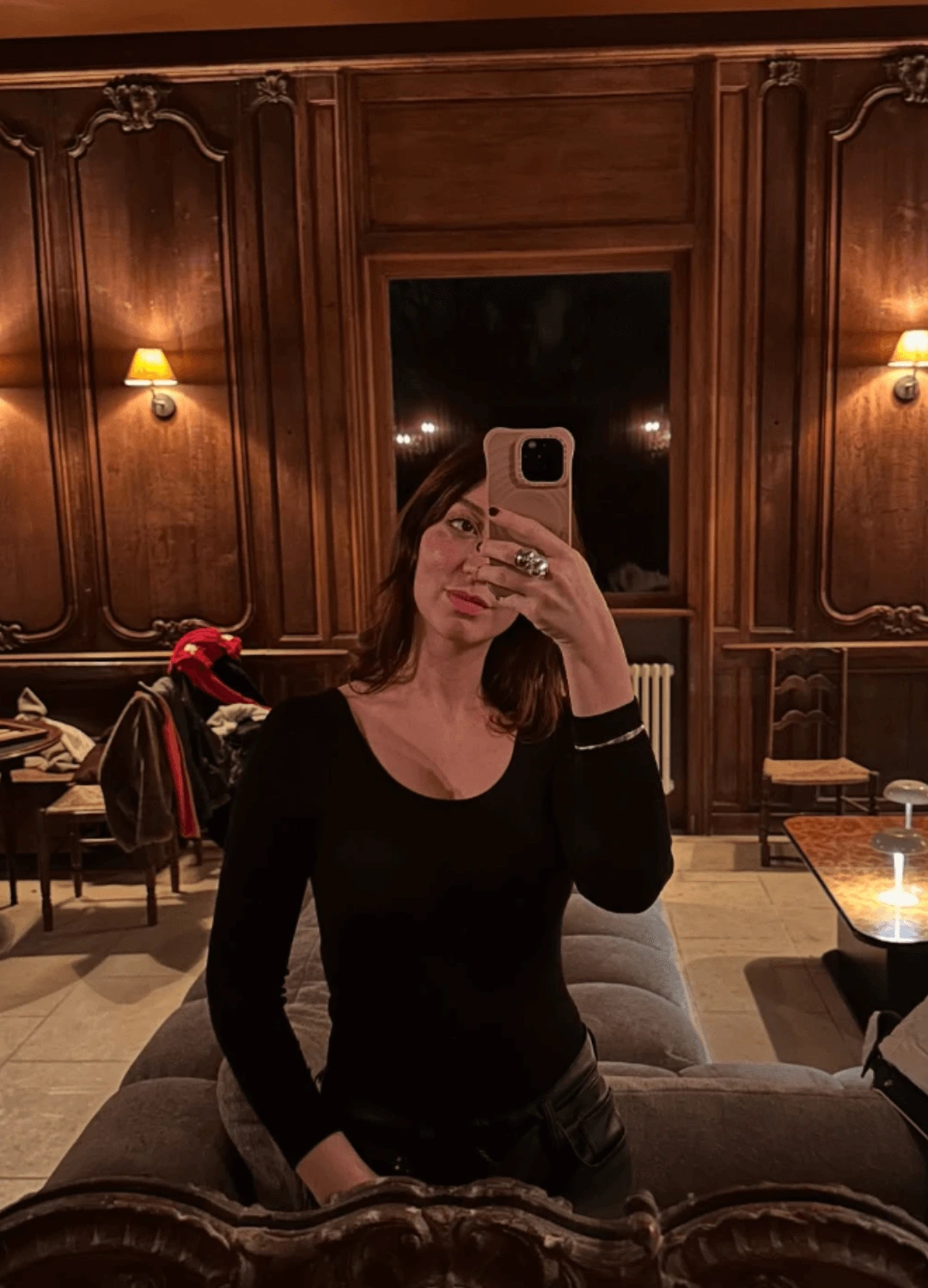 Photo d'Emyra en train de se prendre en photo dans un mirroir