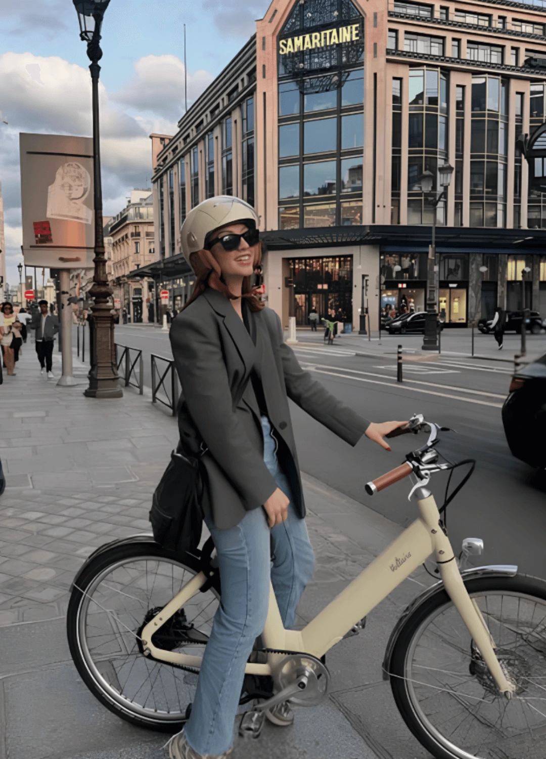 Photo d'Emyra à vélo dans Paris