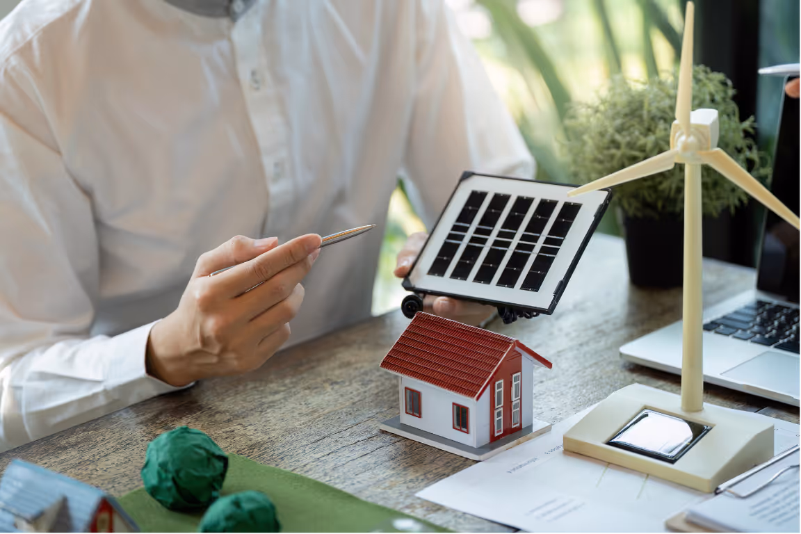 Planung einer energetischen Sanierung mit Solarmodul und Modellhaus in der Energieberatung Münzenberg