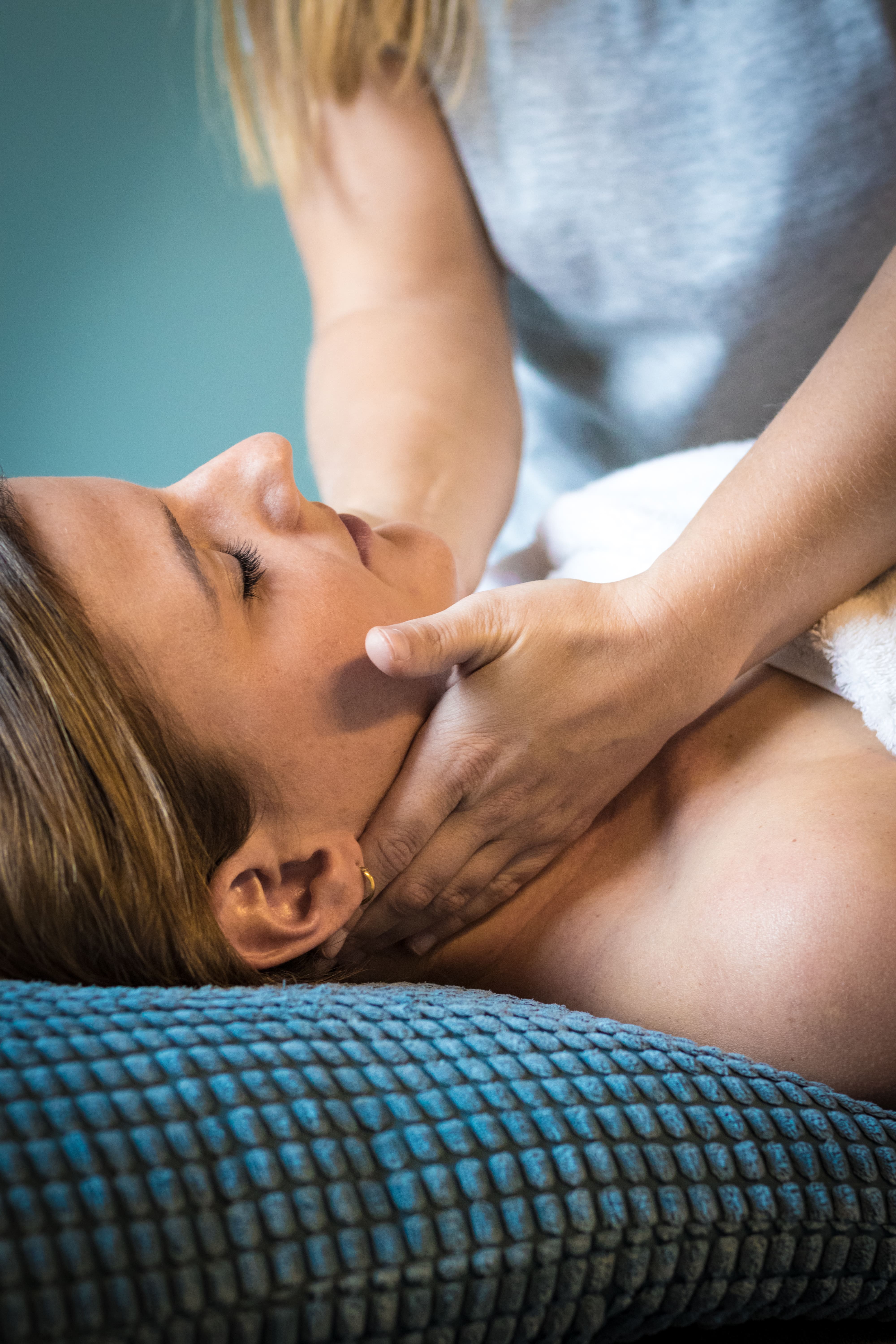 Foto van een vrouw die een behandeling krijgt aan de nek